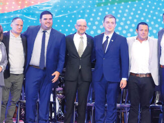 Nicolás Olivera rodeado por su equipo de gestión: Gabriela Gómez, Manuel De Souza, Martín Thomasset, Antonio Oliva, Carlos Batista, Gerardo Muria.