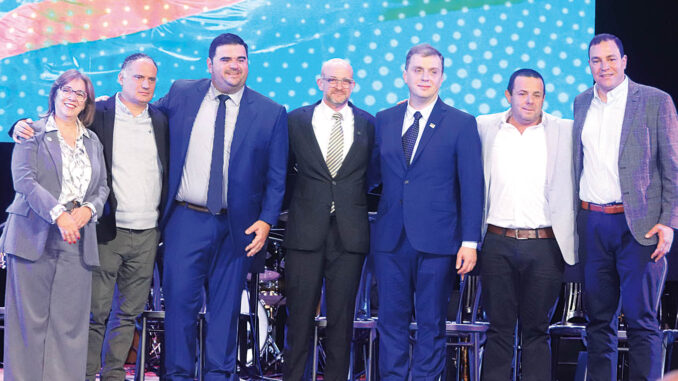 Nicolás Olivera rodeado por su equipo de gestión: Gabriela Gómez, Manuel De Souza, Martín Thomasset, Antonio Oliva, Carlos Batista, Gerardo Muria.