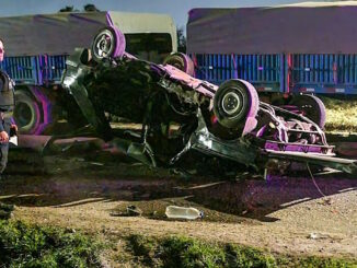 El vehículo volcó tras chocar contra un camión estacionado