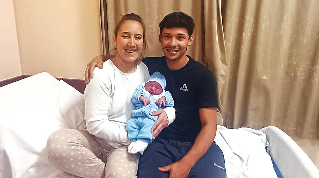 Thomas junto a sus padres Melanie y Facundo. 