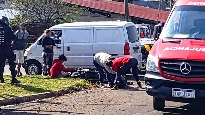 Delincuente grave tras chocar en moto - k35479 Los delincuentes huían de una rapiña cuando chocaron contra una camioneta.