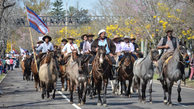 Marcha a caballo hacia la Meseta de Artigas.