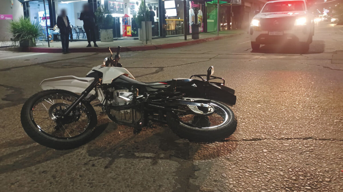 Motociclista con lesiones al impactar contra un auto en pleno 18 de ...