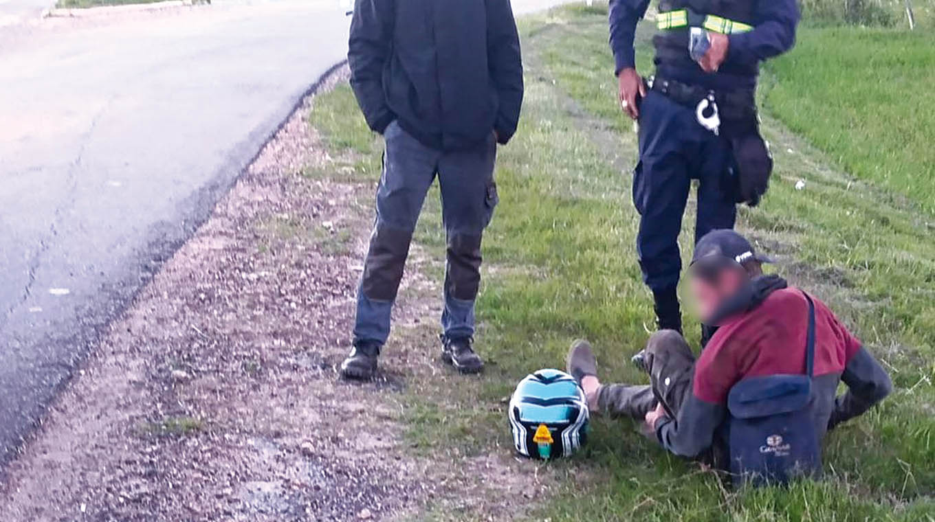 Conducía con alto grado de alcohol en sangre y cayó de la motocicleta