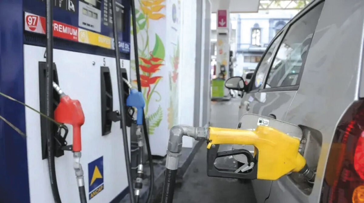 Aumento de combustibles y baja del Imesi; doble impacto en el litoral: llenar el tanque cuesta casi $500 más