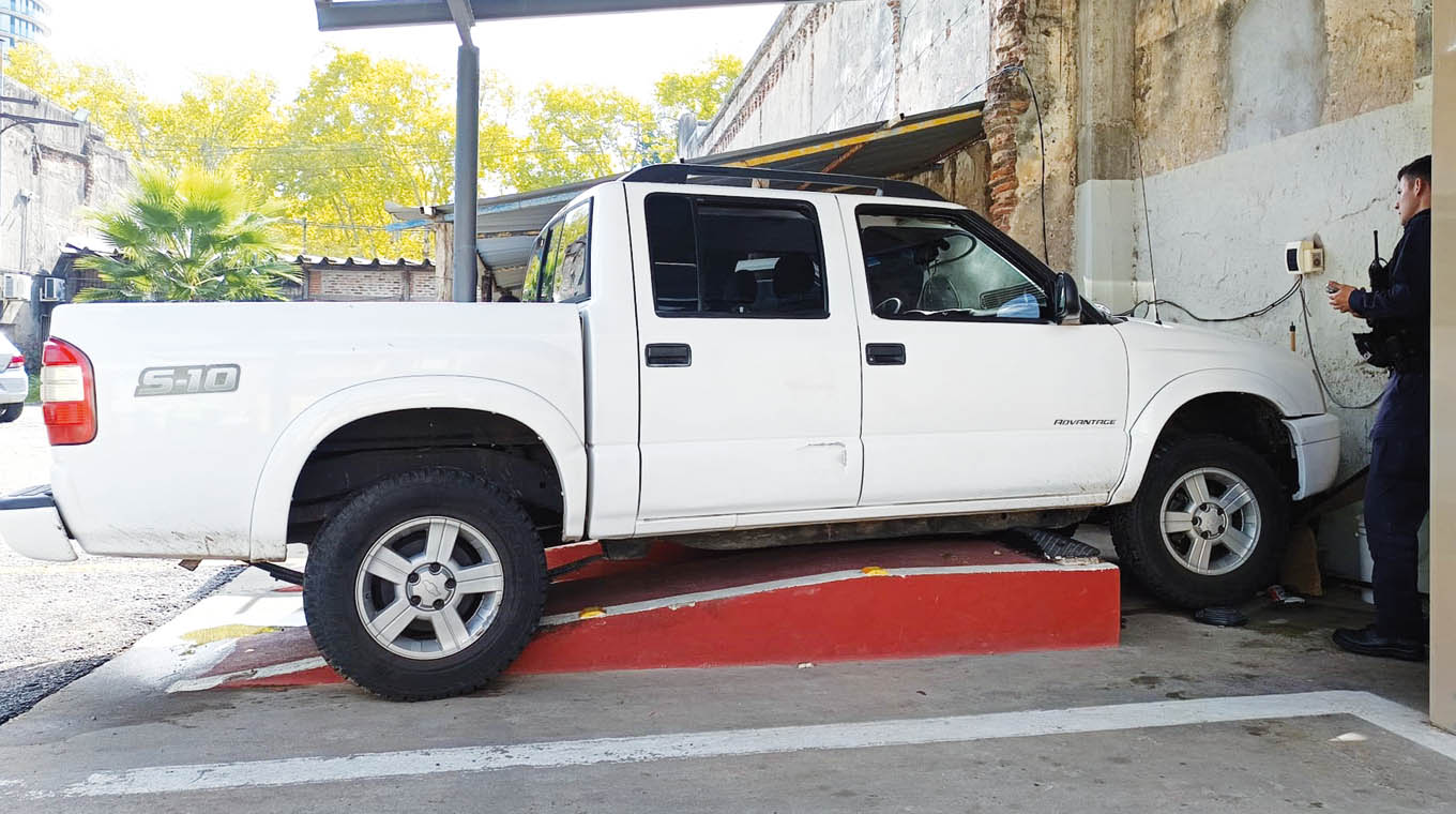 Grave accidente laboral: inspector aplastado por camioneta