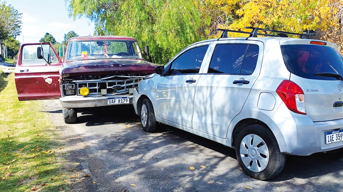 Choque frontal entre camioneta y auto