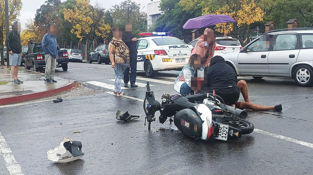 Herido grave en choque entre auto y moto