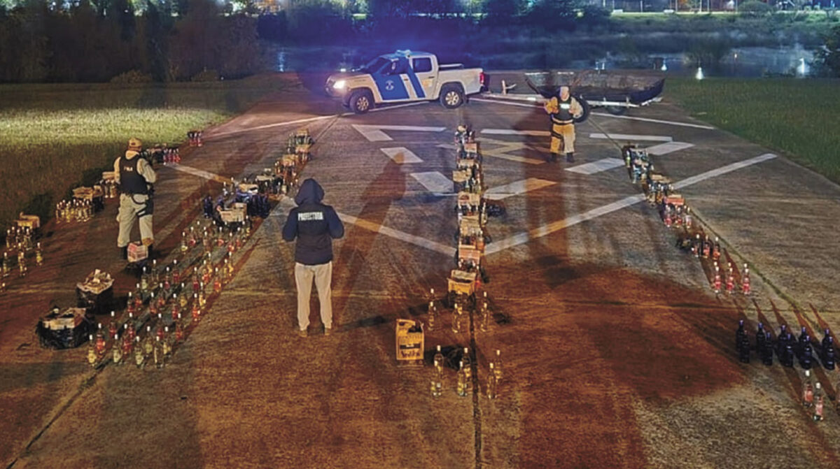 Intentaban cruzar 264 botellas de vodka por el río Uruguay