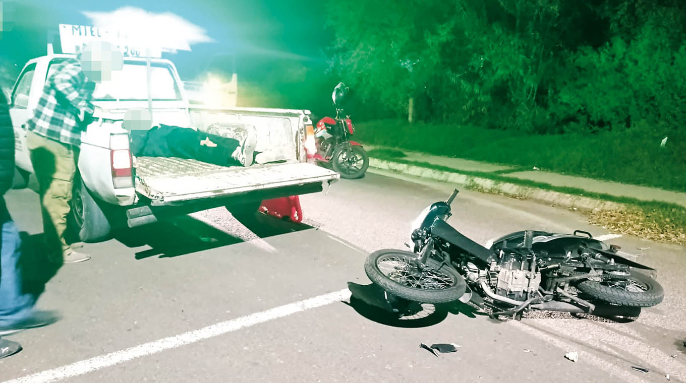 Motociclista terminó dentro de la caja de una camioneta tras choque