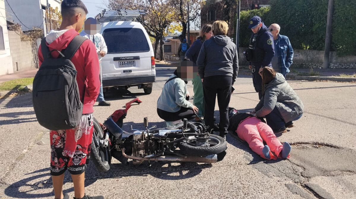 Choque entre una motocicleta y furgón