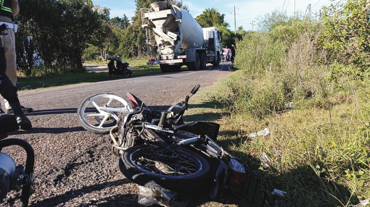 Choque entre una moto y camión dejó tres lesionados de gravedad