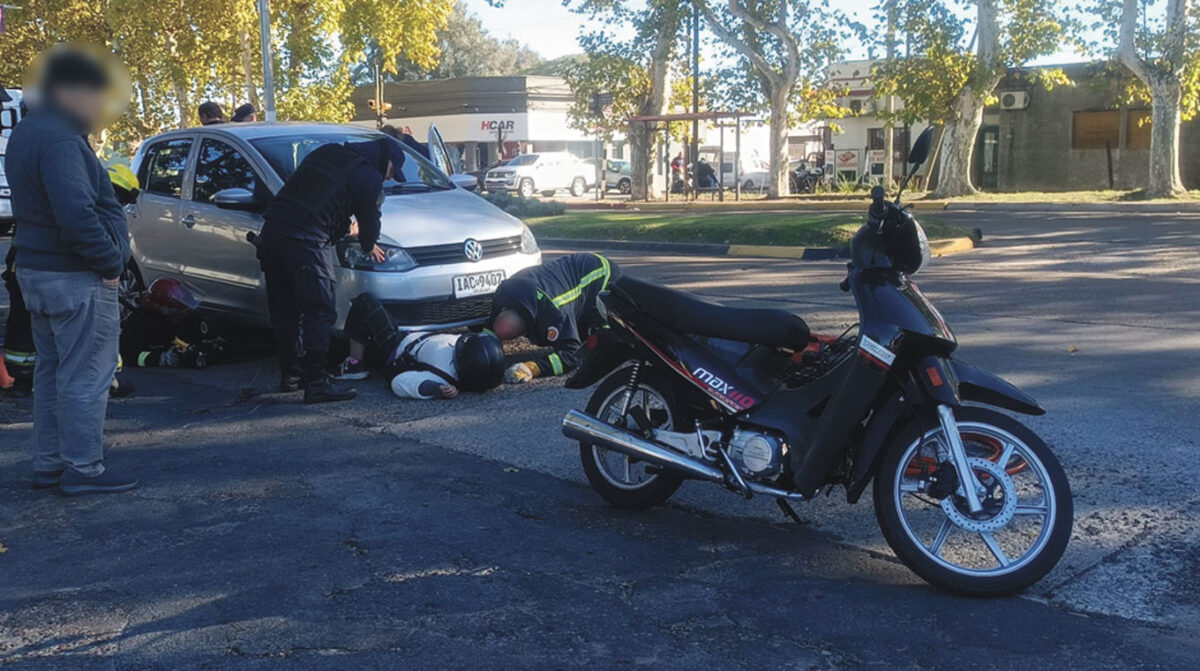 Motociclista quedó atrapada debajo de un auto
