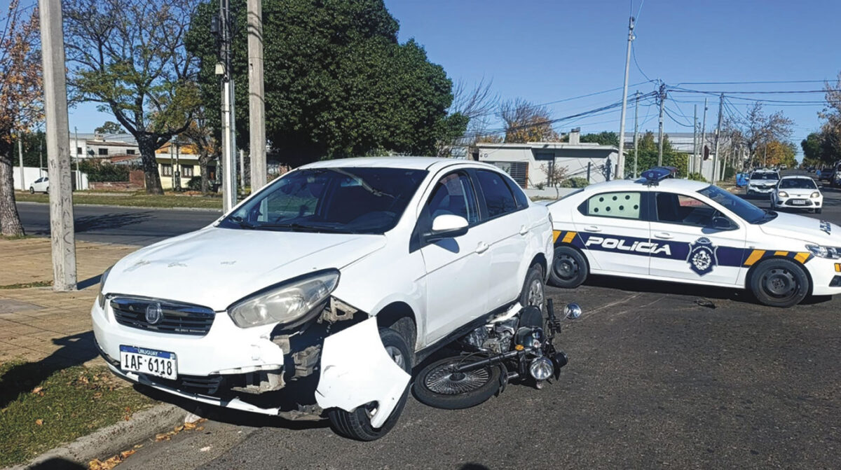 Lesiones leves sufrió motociclista en choque