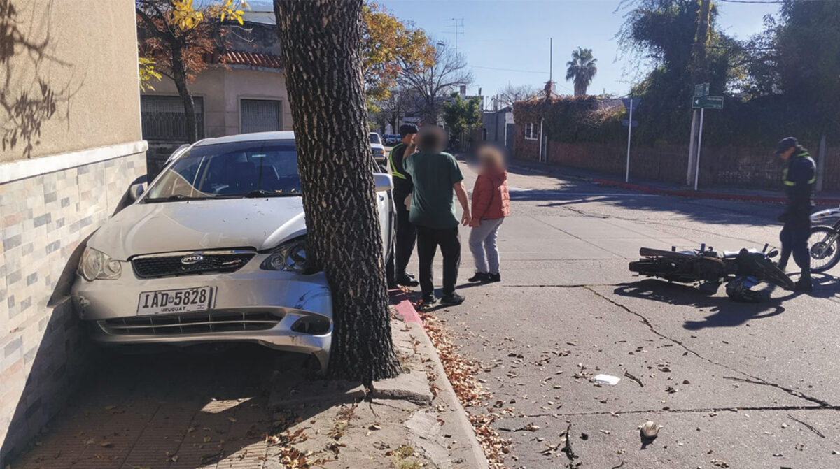 Chocó a un motociclista y terminó incrustado