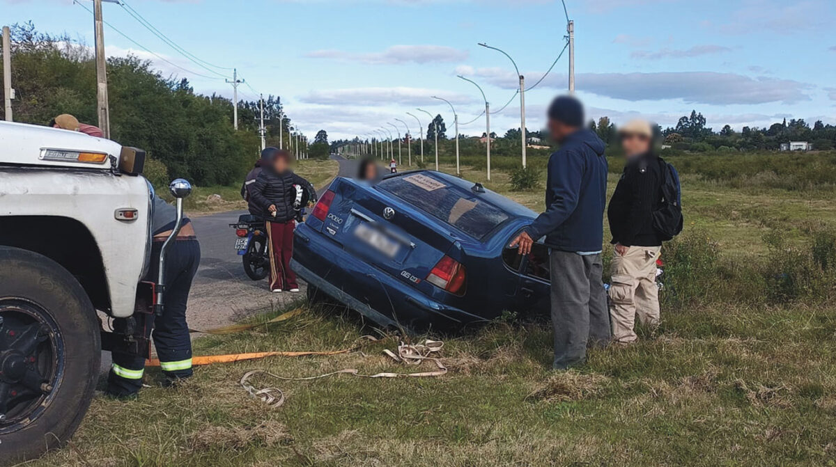 Automóvil despistó y terminó fuera de la calzada