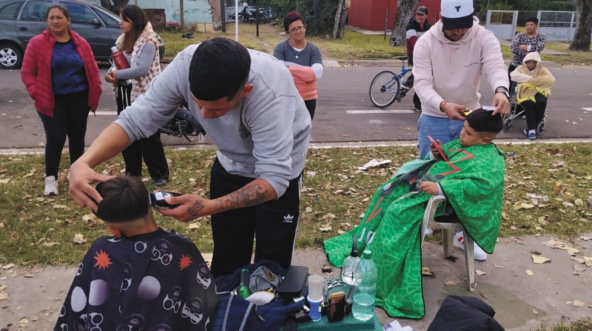 Jornada solidaria de barberos en P3
