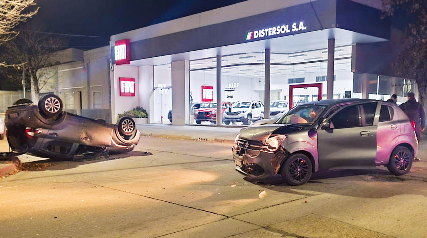 Vuelco de automóvil tras fuerte colisión