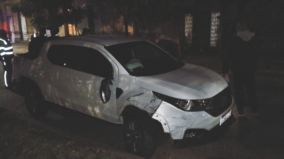 Camioneta volcó al chocar a un vehículo estacionado