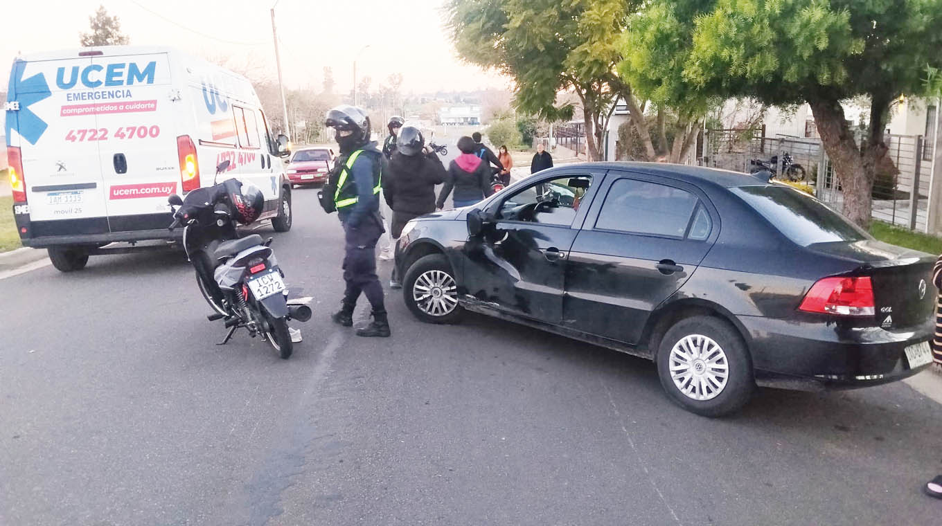 Motociclista lesionada al chocar con un automóvil