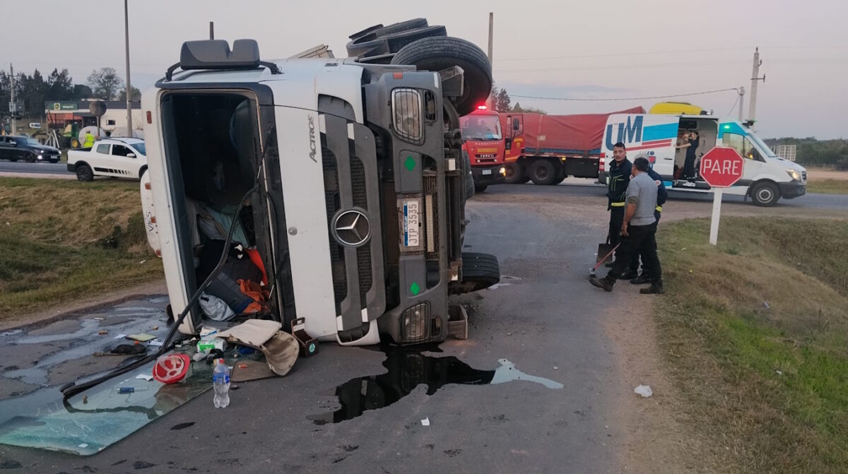 Volcó un camión en el ingreso a Paysandú por avenida San Martín