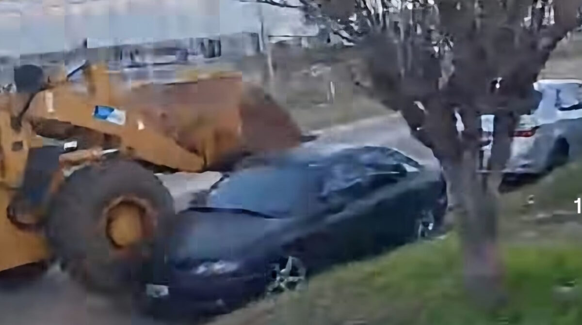 Ebrio en pala cargadora arrasó varios autos en su descontrolada marcha