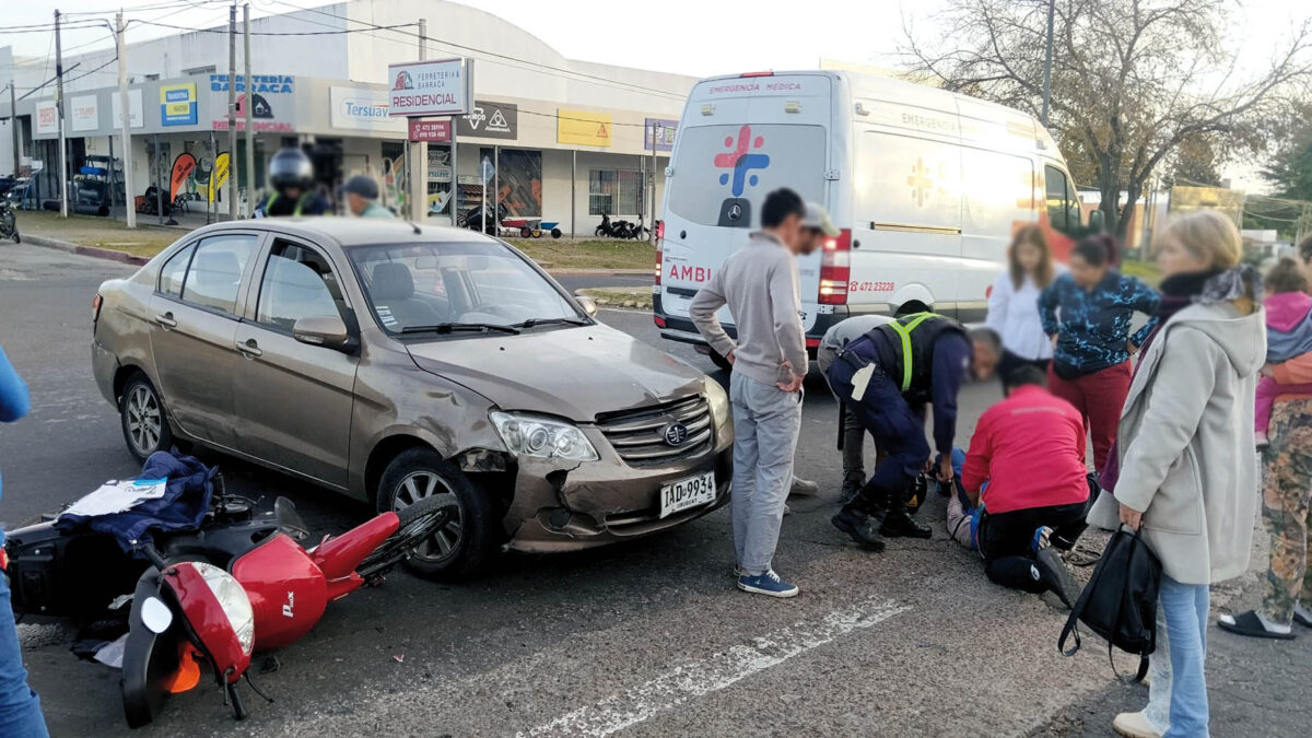 Motociclista resultó lesionada tras colisión con un automóvil
