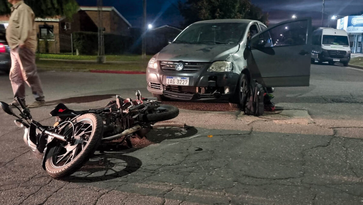 Colisión entre automóvil y moto dejó un lesionado leve