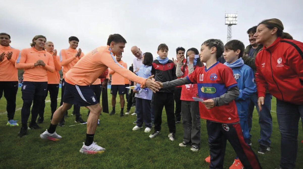 La selección uruguaya recibió el abrazo del país antes de partir al Mundial