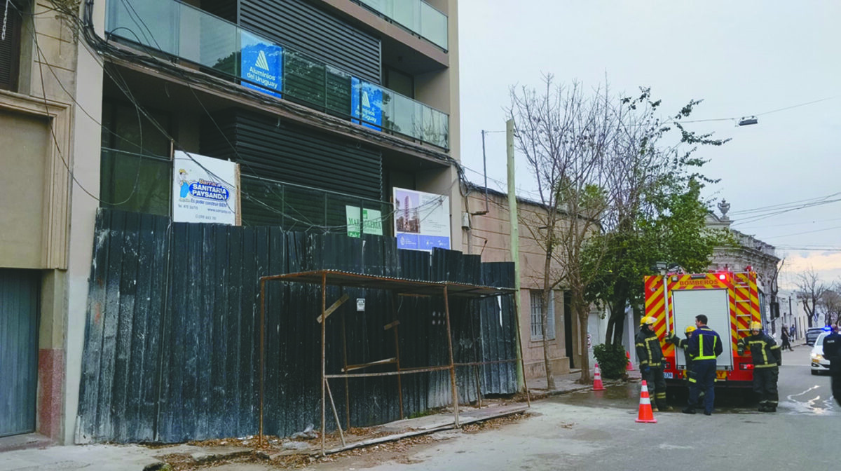 Corte de calle e intervención de Bomberos por cables incendiados