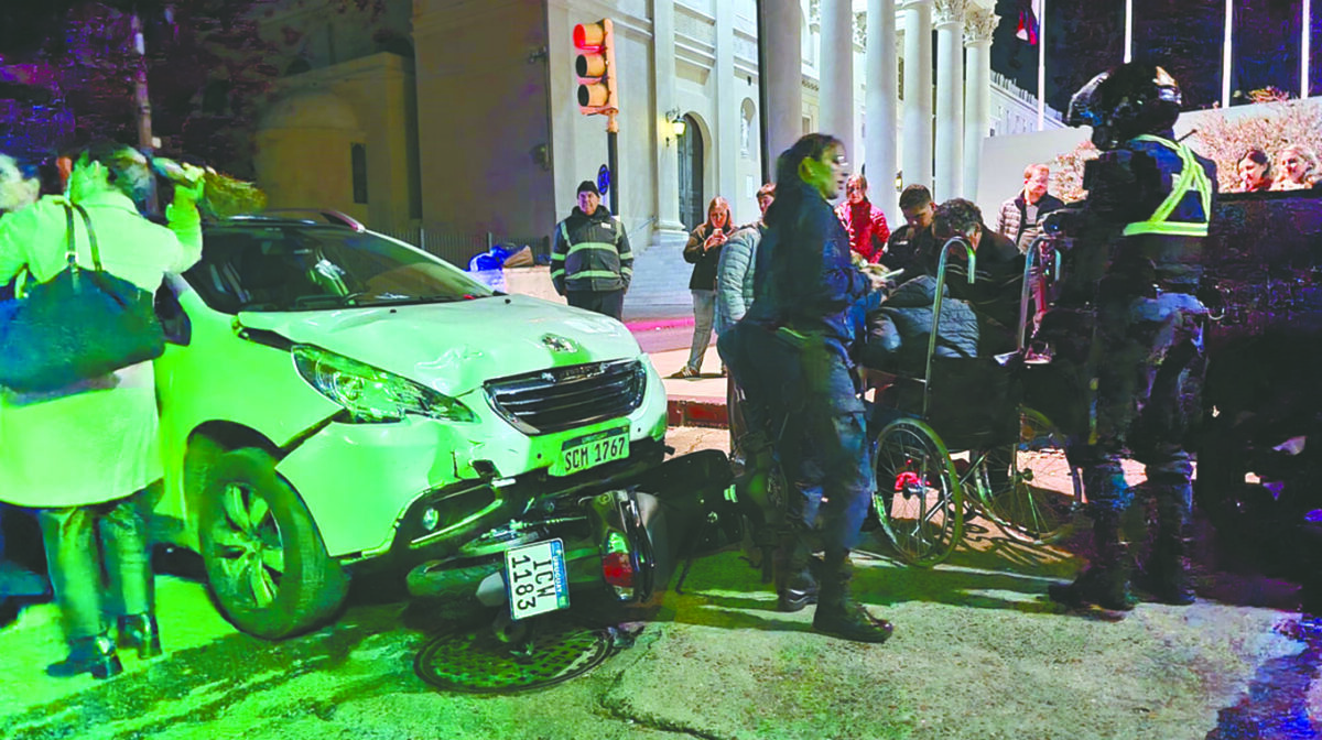 Dos lesionados en colisión entre moto y auto en cruce céntrico