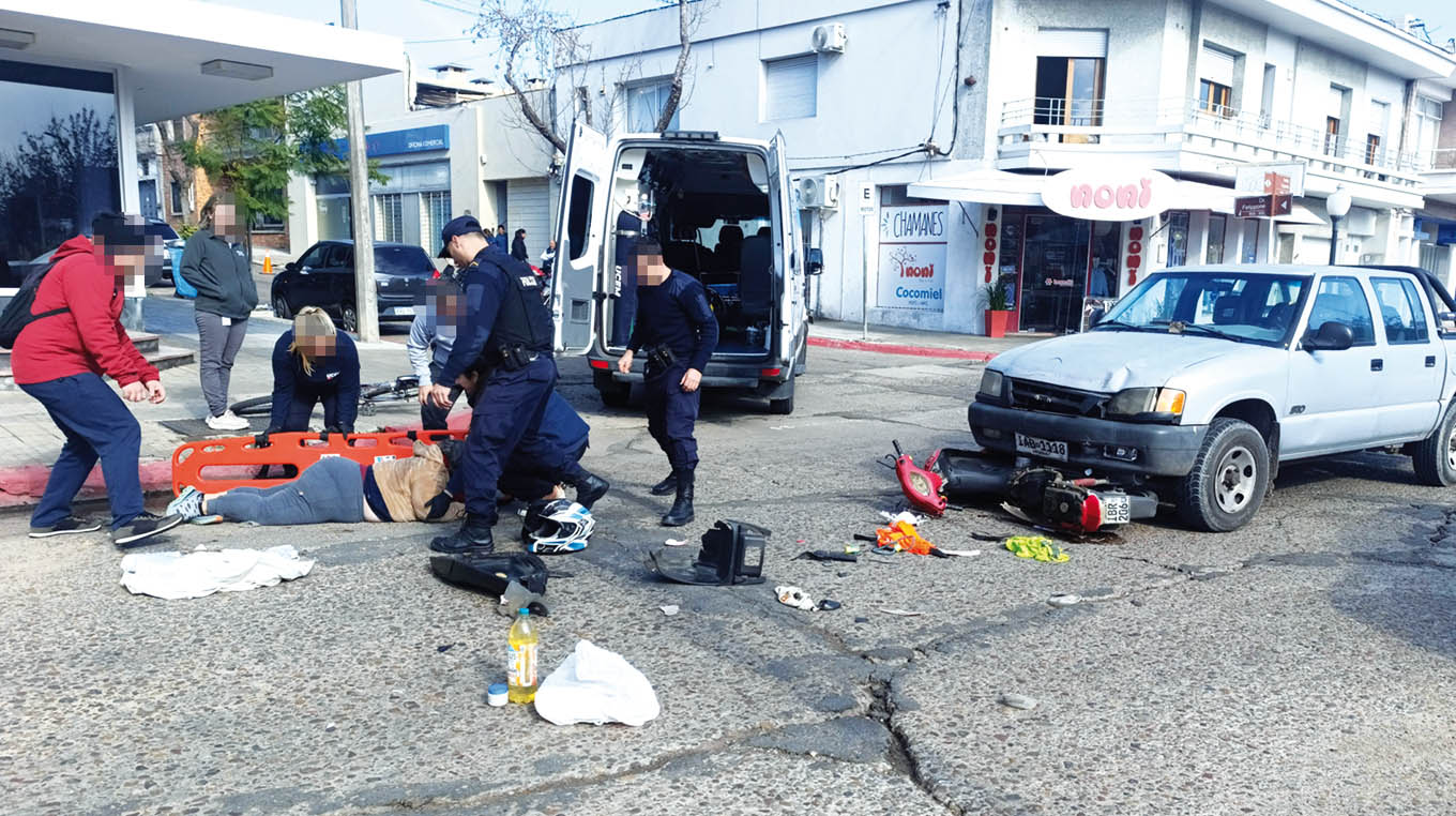 Choque entre camioneta y moto