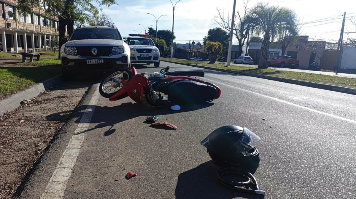 Motociclista chocó camioneta estacionada