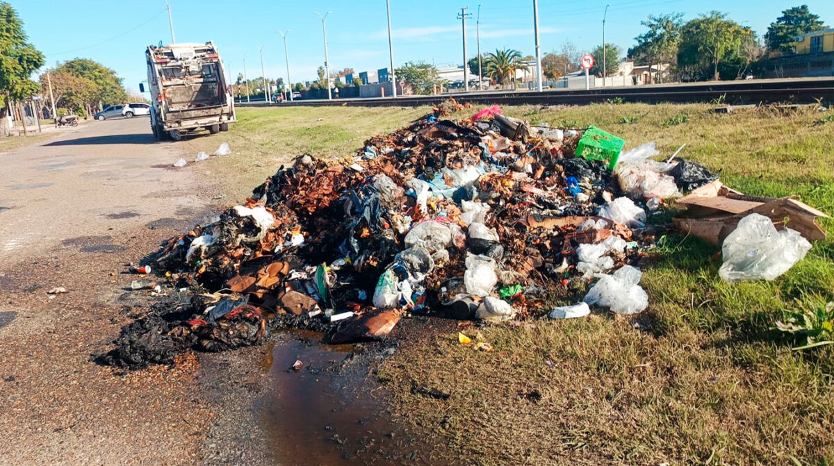 Principio de incendio en camión recolector alerta por residuos encendidos en volquetas