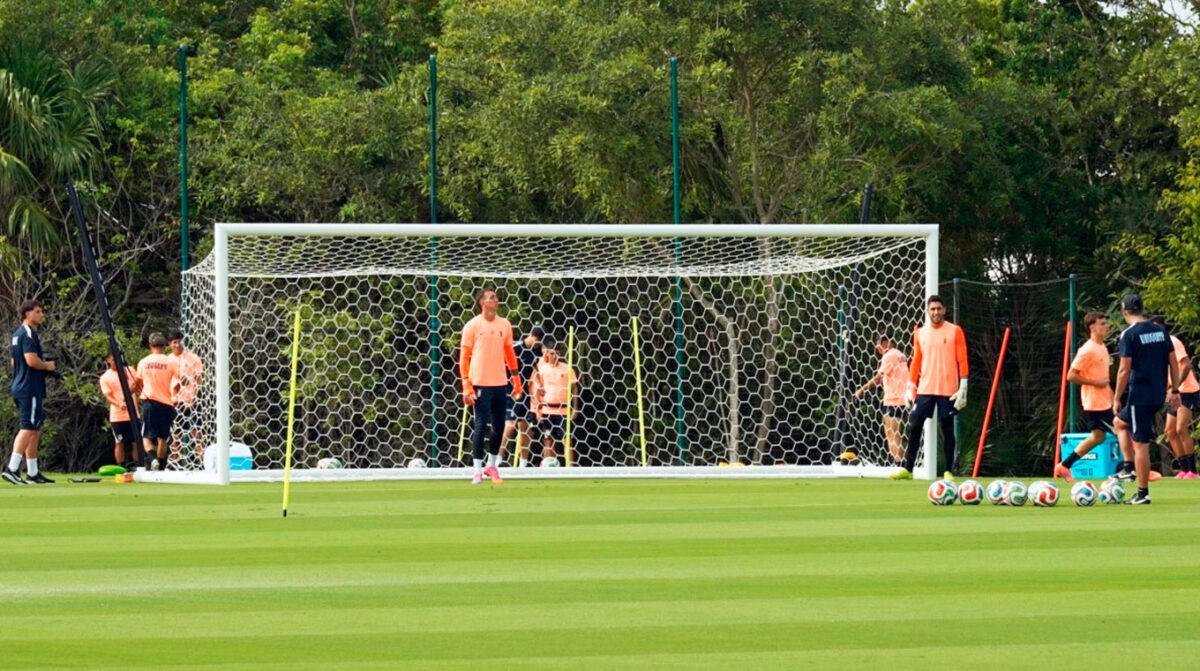 Movimientos en defensa: José María Giménez se acerca al once titular