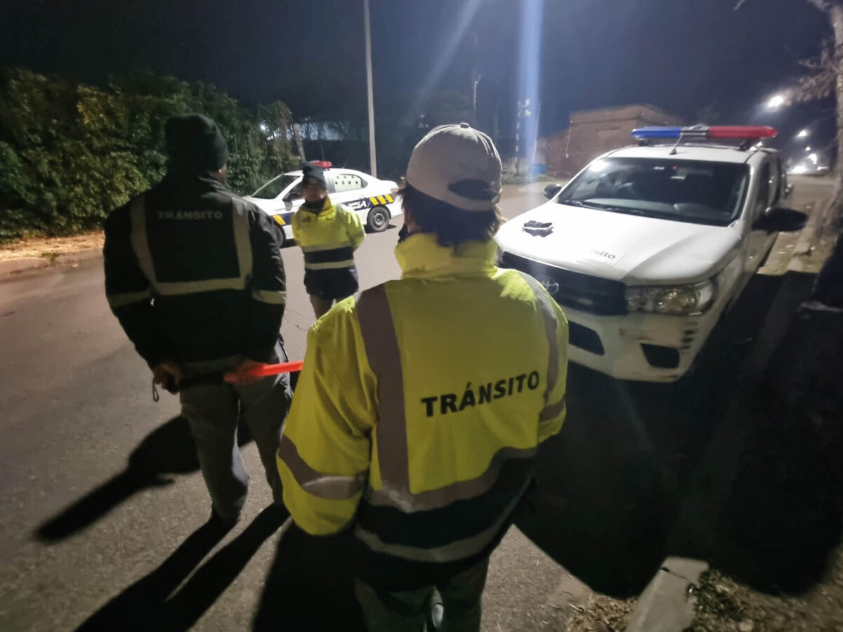Inspectora de tránsito embestida por motociclista durante control vehicular