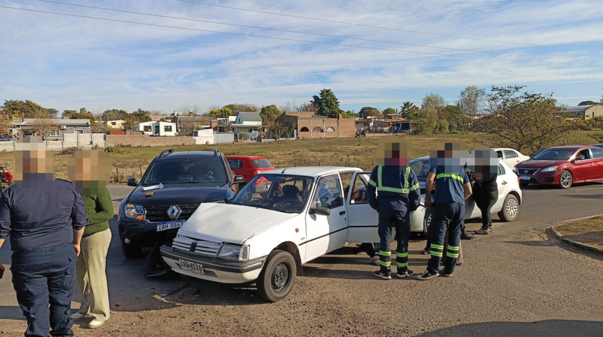 Triple choque: una camioneta y dos autos