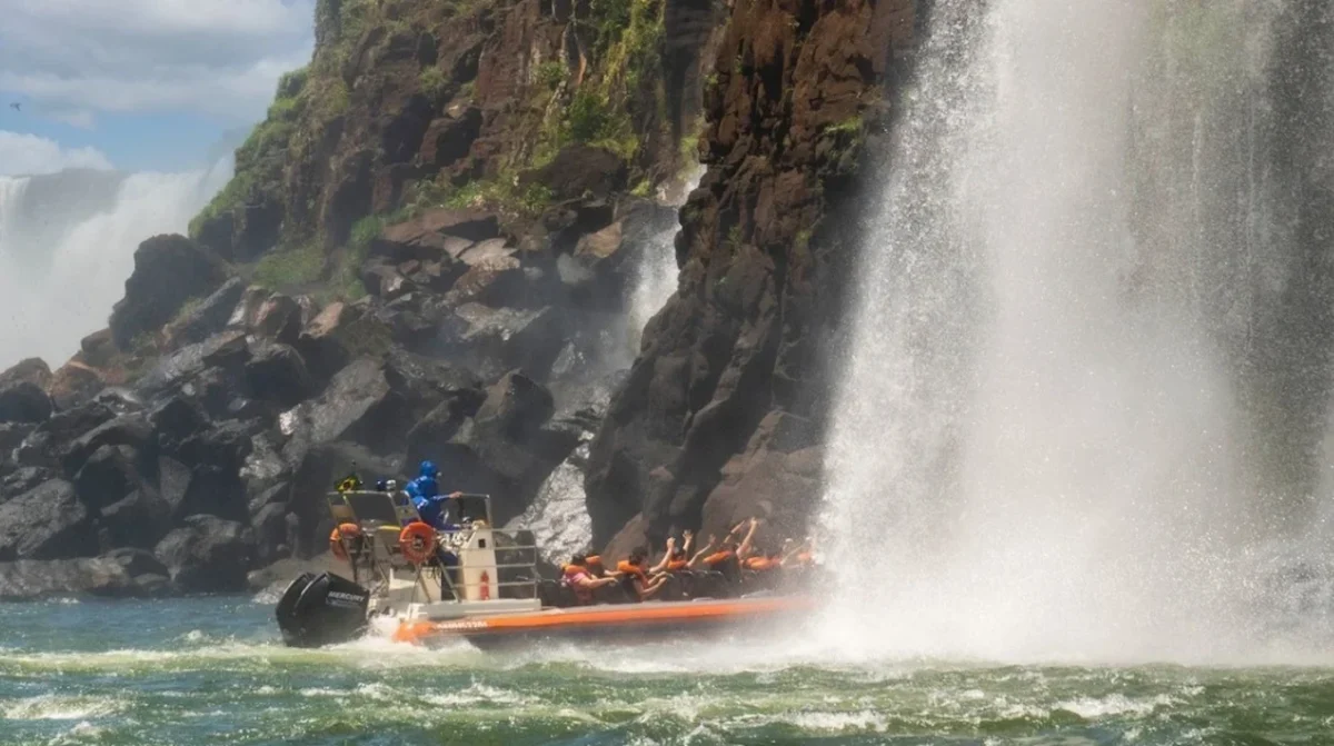 Volcó un gomón con turistas en las cataratas del Iguazú; hay al menos un fallecido