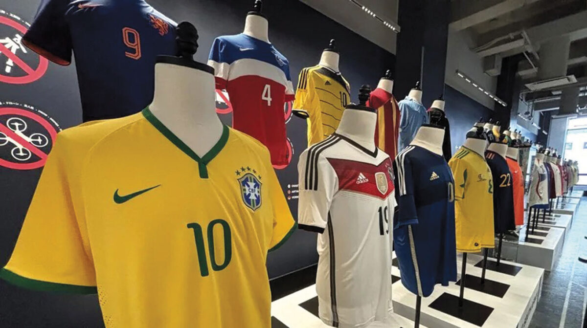 El Empire State se une a la fiebre mundialista con una exposición de camisetas legendarias