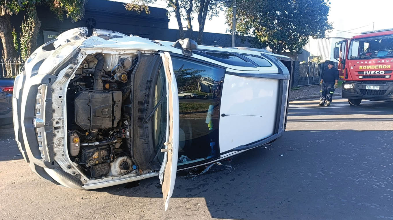 Vuelco sin lesionados en avenida Salto