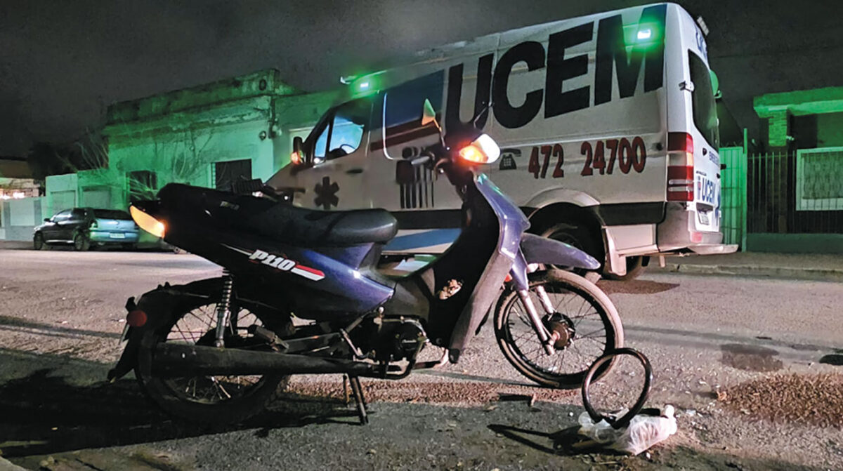Motociclista alcoholizado embistió auto estacionado