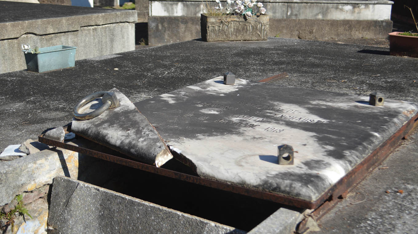 Robaron bronce y rompieron lápidas en el sector viejo del cementerio