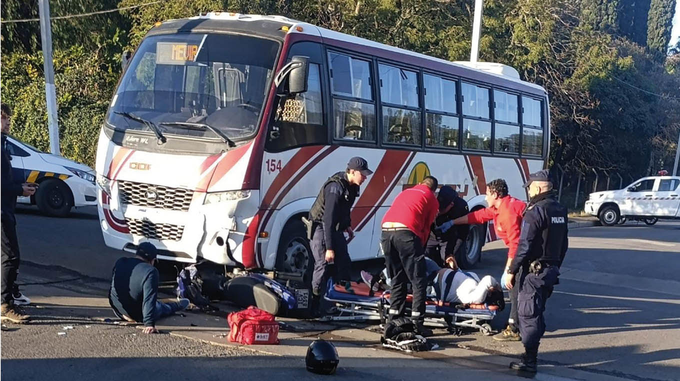 Dos lesionados en choque con ómnibus