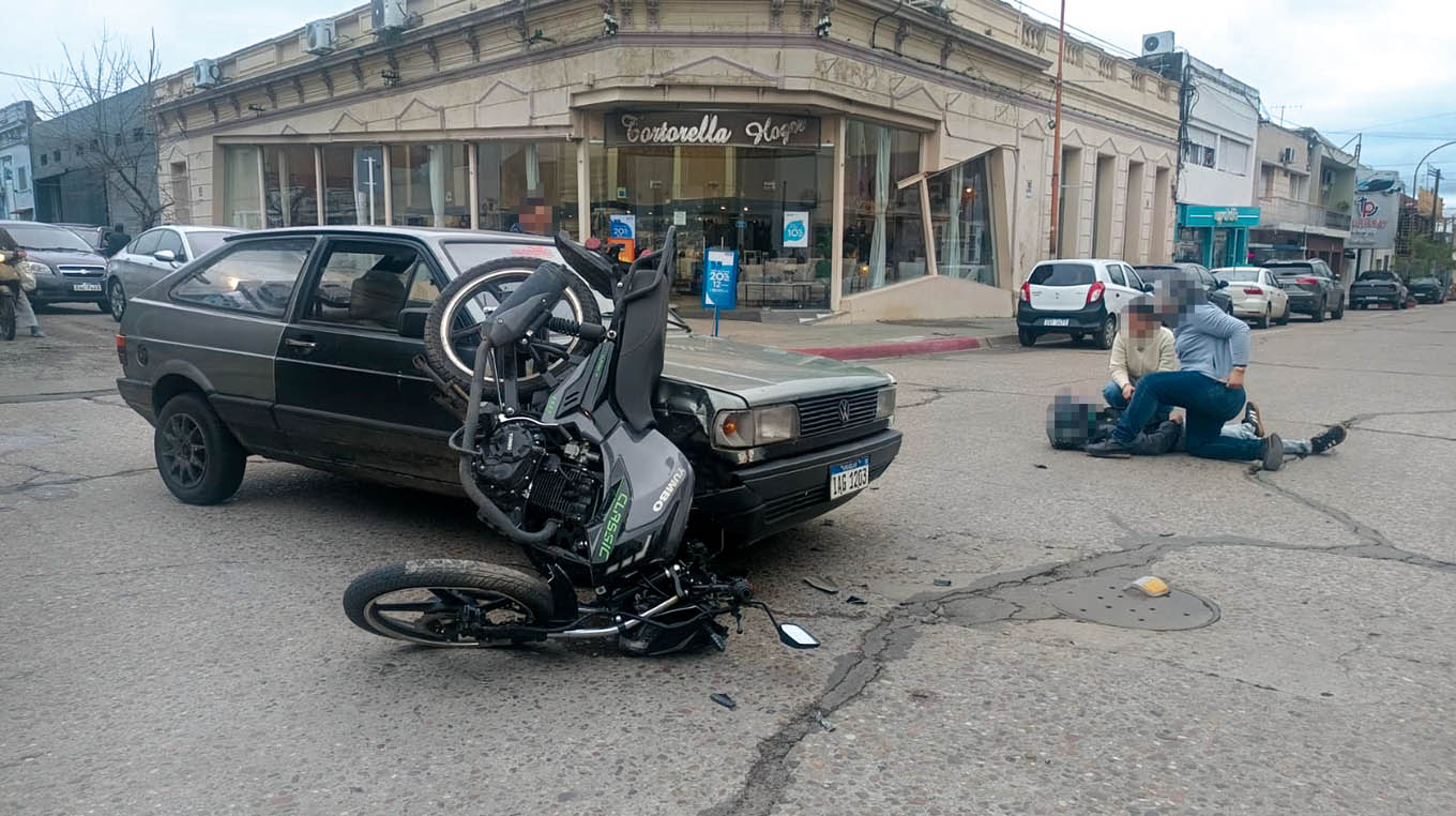 Siniestro entre moto y auto se registró en pleno centro
