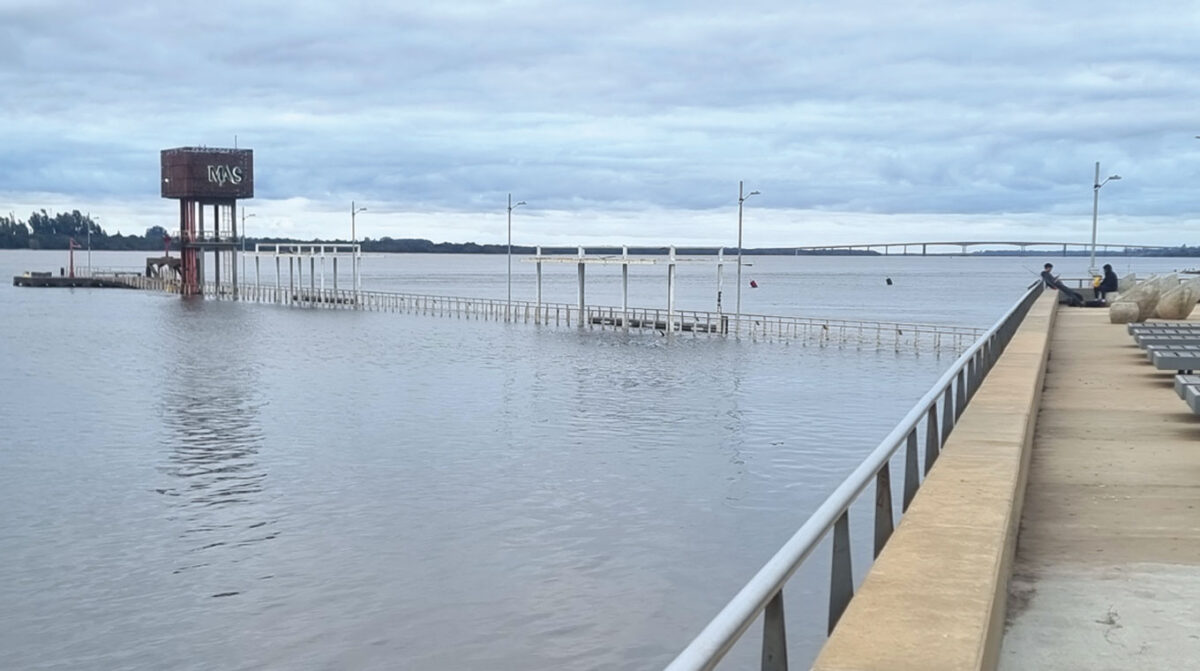 Salto Grande comenzó a largar agua ante ola de creciente en el alto Uruguay; gobierno prepara respuesta por El Niño