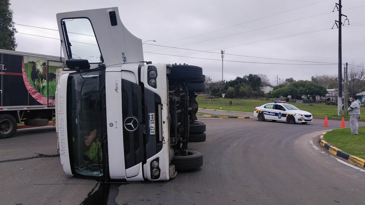 Vuelco de camión sin lesionados