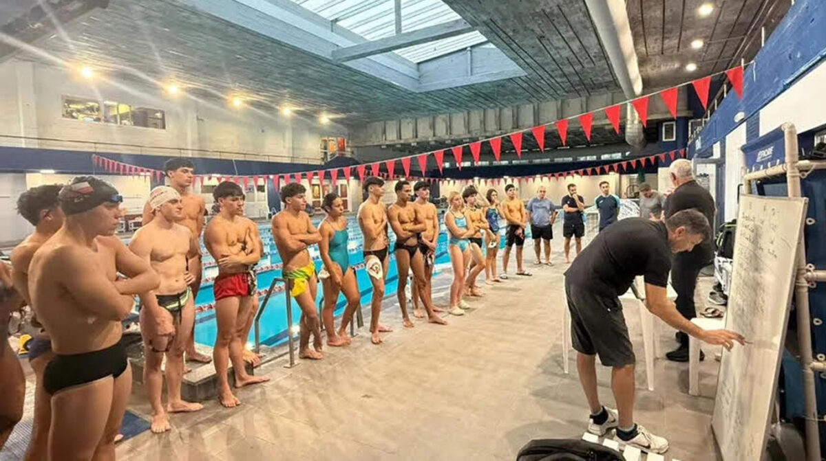 Natación: entrenadores y jóvenes talentos juntos en Colonia
