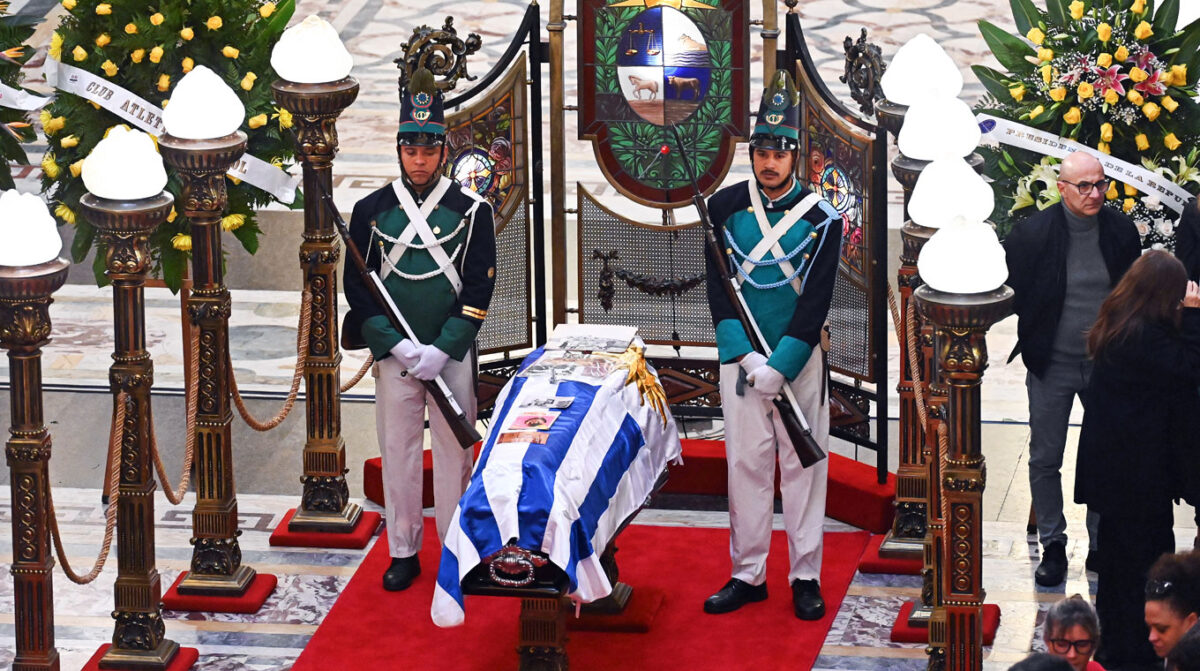Una multitud despide a Ruben Rada en el Palacio Legislativo