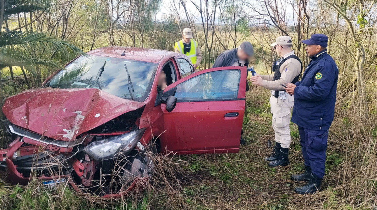 Auto despistó cuando su conductora perdió el control en ruta 3