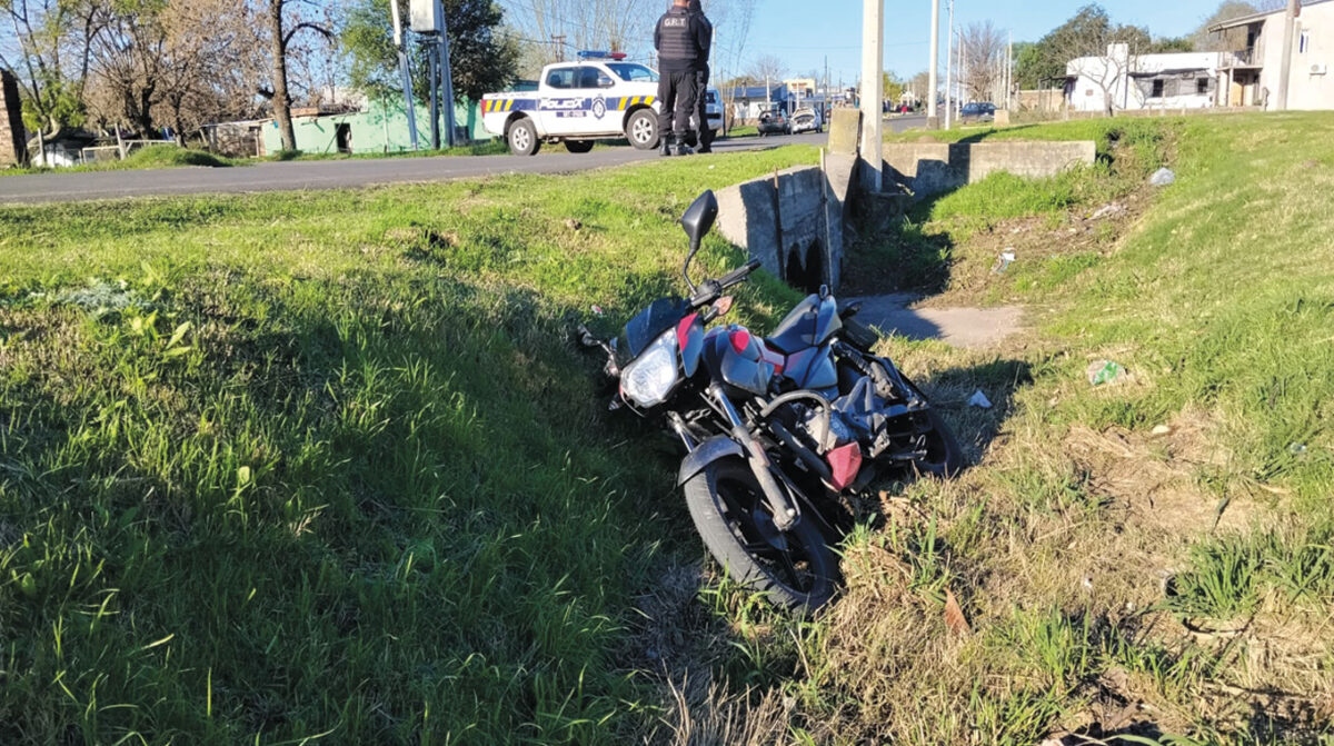Motociclista lesionado tras rozar un móvil policial y caer en una cuneta